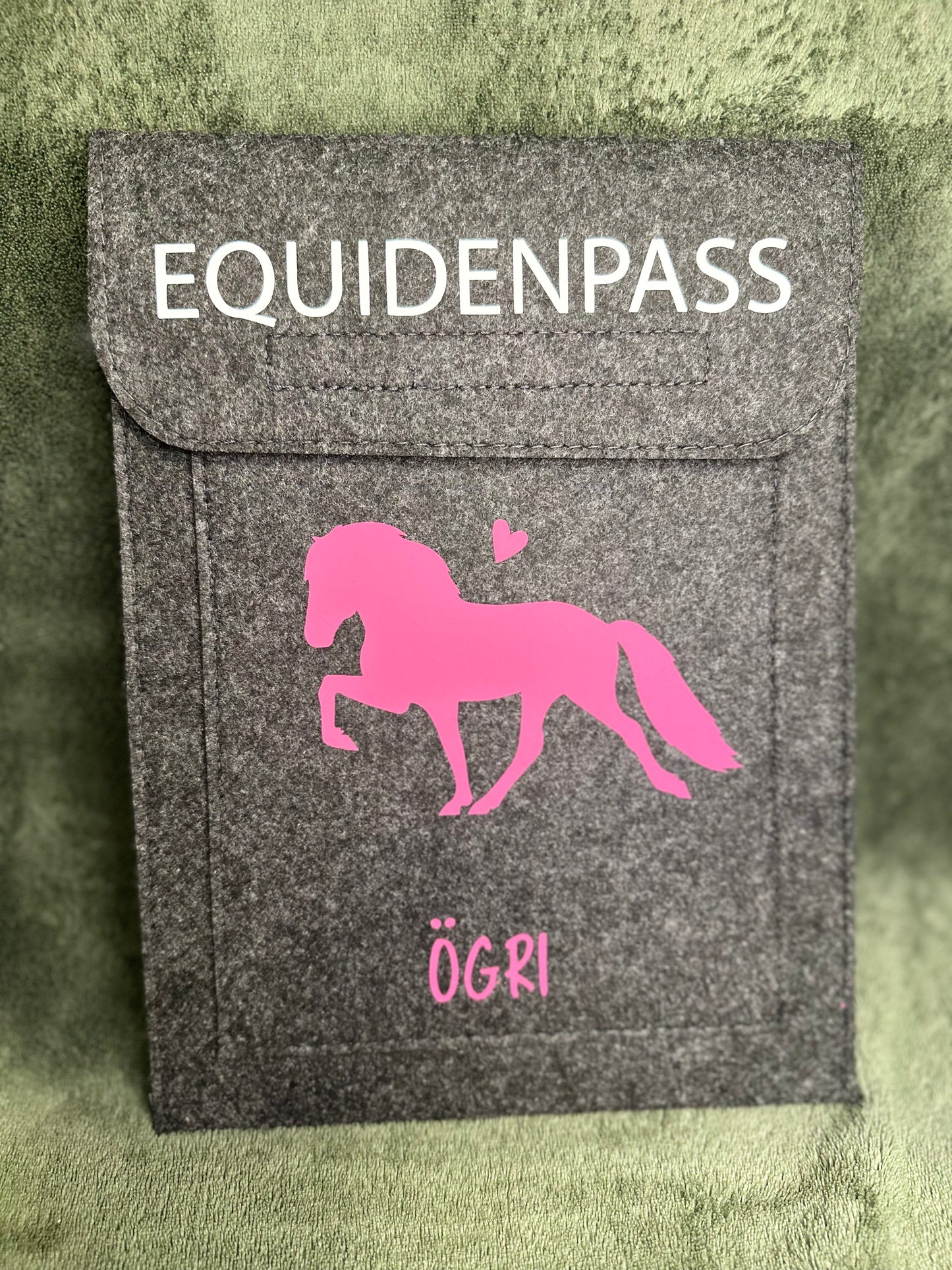 Equidenpasshülle "Ögri" Grau mit Pinkem Druck