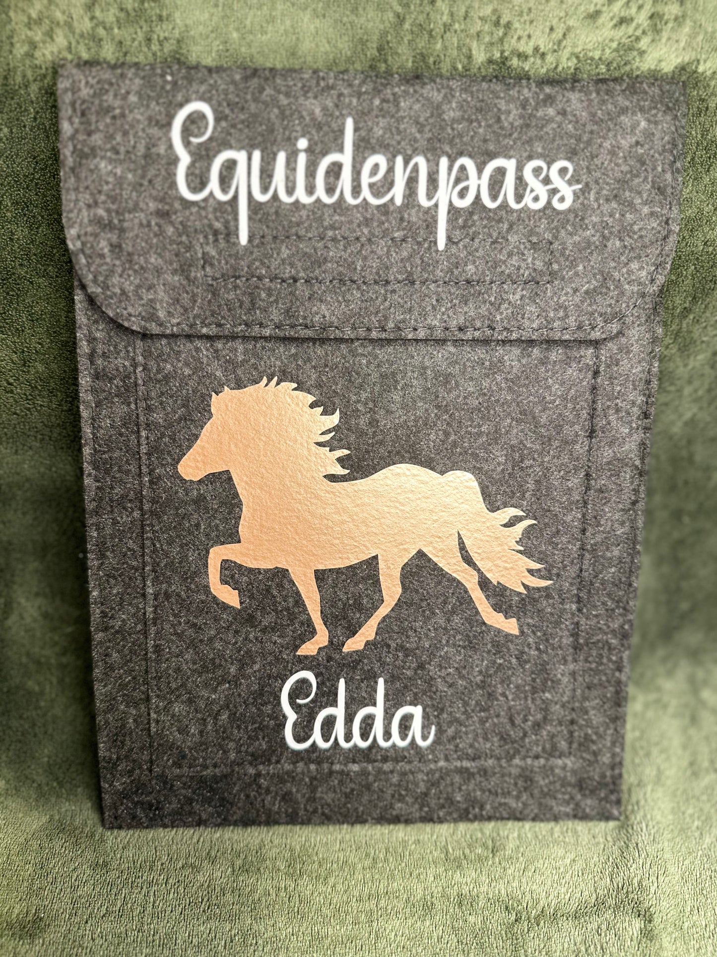 Equidenpasshülle "Edda" Grau mit Goldenem Druck