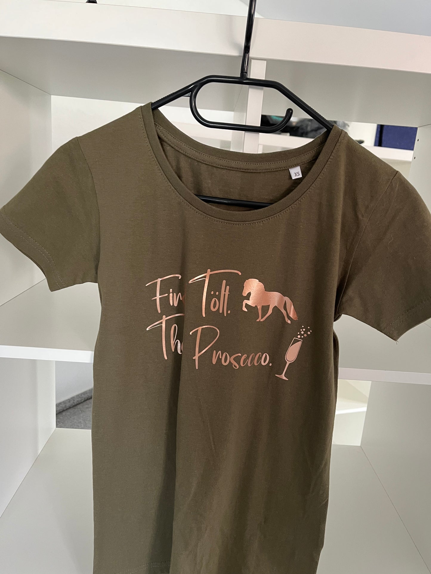 Damen-Shirt „First Tölt. Then Prosecco.“ Olive